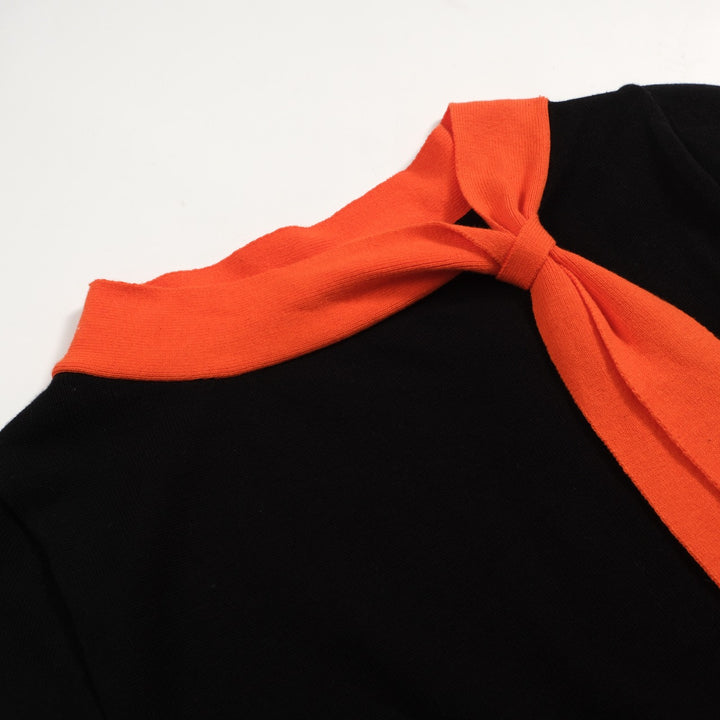 T-shirt feminina de malha com gola redonda e flor