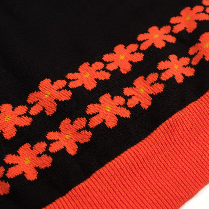 T-shirt feminina de malha com gola redonda e flor