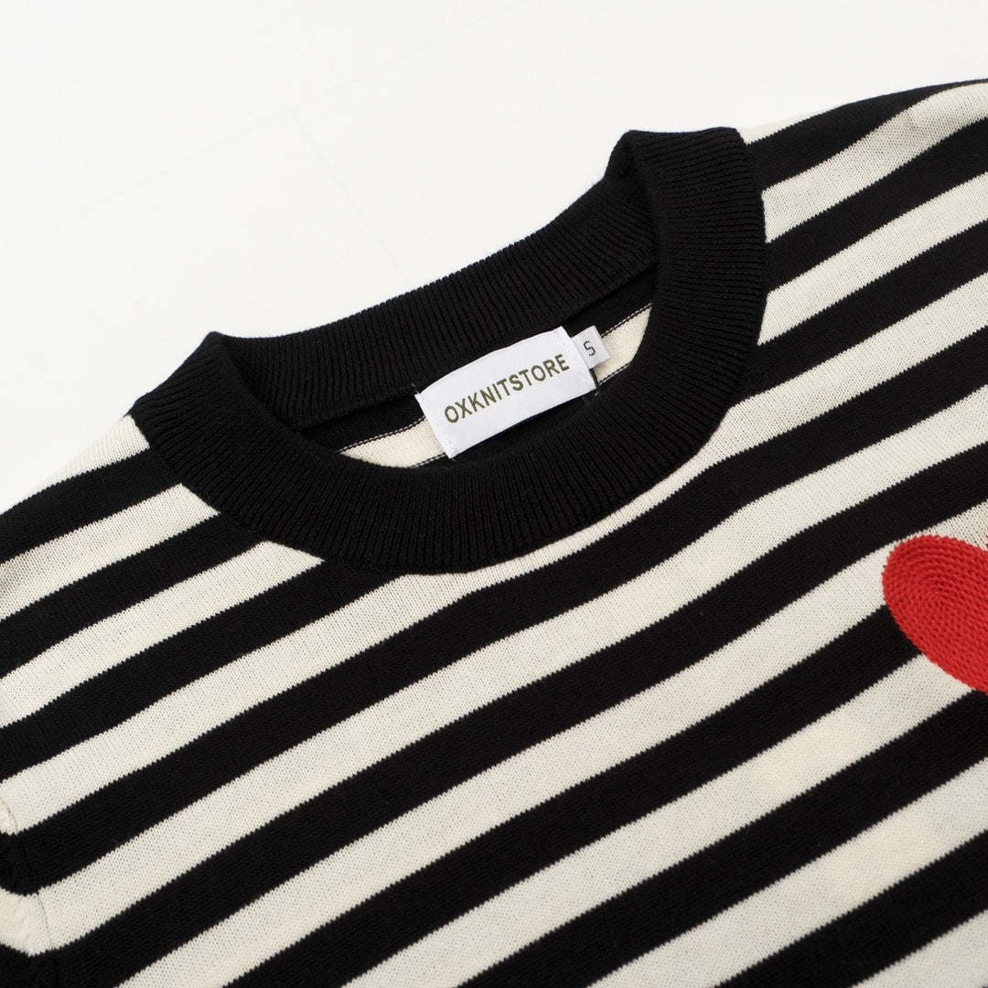 Suéter feminino retrô listrado com coração vermelho – preto & Branco