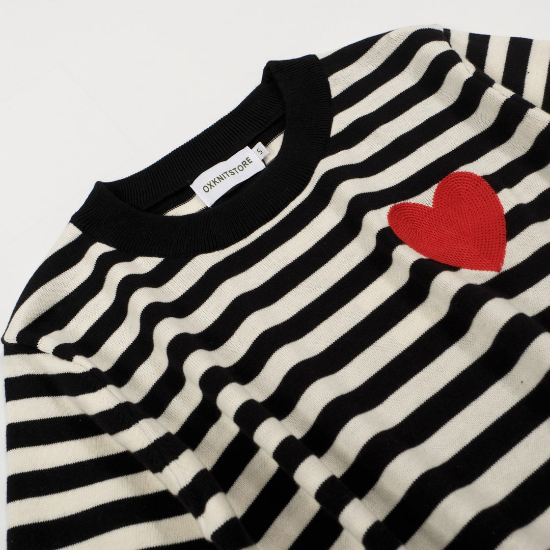 Suéter feminino retrô listrado com coração vermelho – preto & Branco