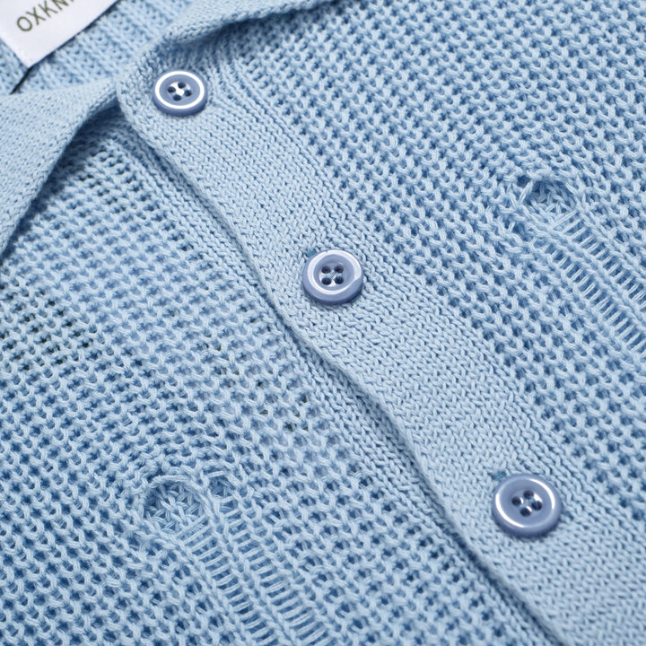Retro-Strickhemd für Herren im Distressed-Look – himmelblaues Vintage-Hemd mit Knöpfen und ungesäumten Kanten