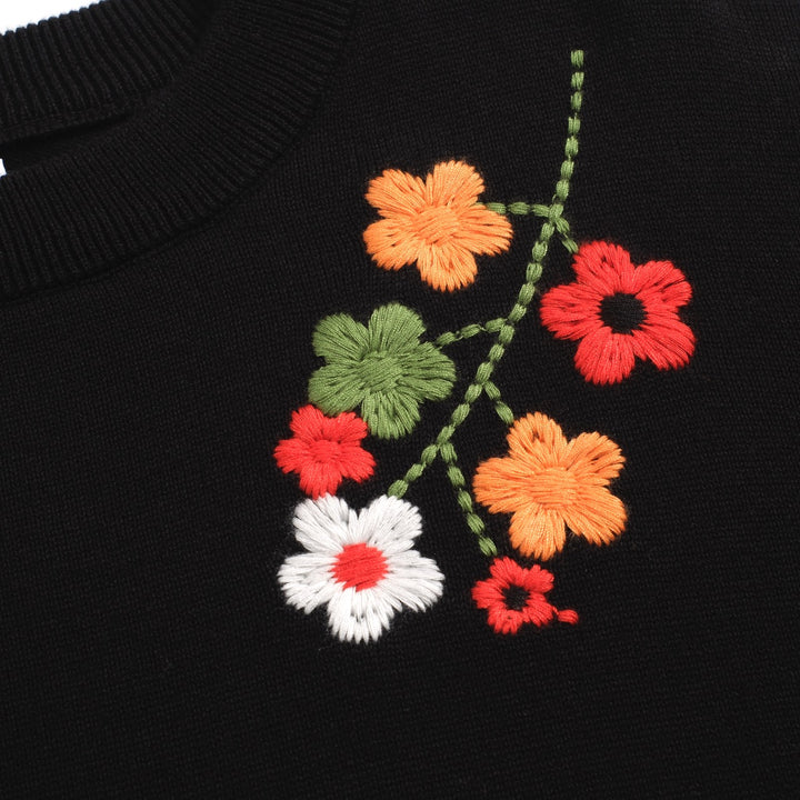 Suéter feminino de malha preta com detalhes florais nos ombros – estilo MOD vintage