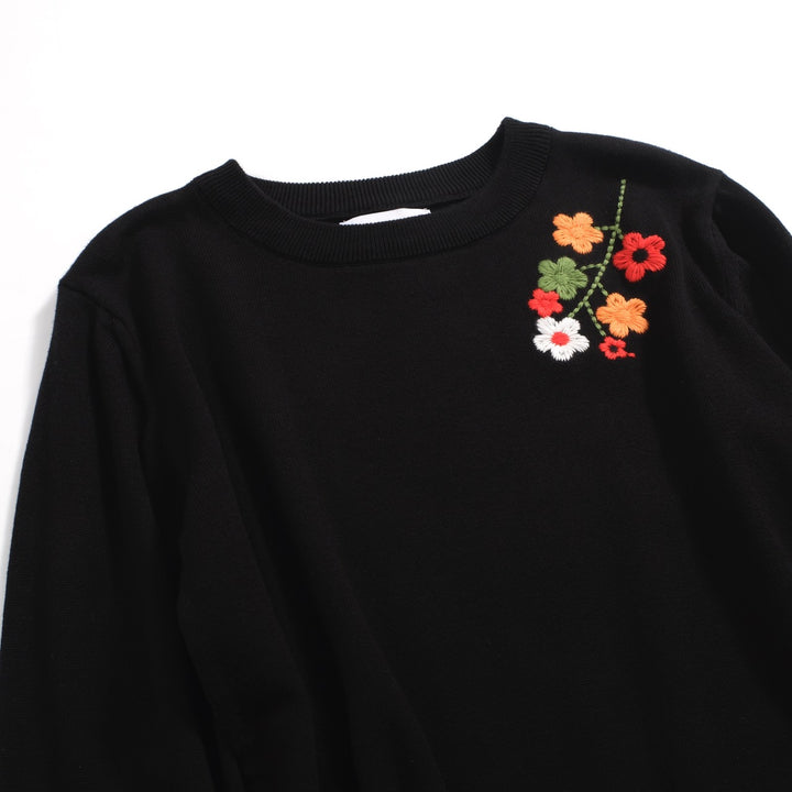 Suéter feminino de malha preta com detalhes florais nos ombros – estilo MOD vintage
