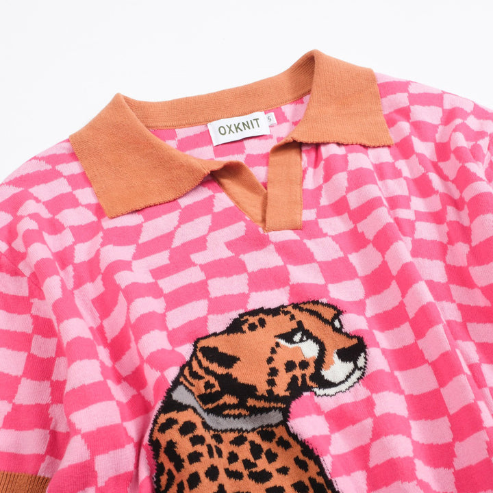 Retro-Strickpolo für Herren – Vintage-Rosa-Schachbrettmuster mit Leopardengrafik