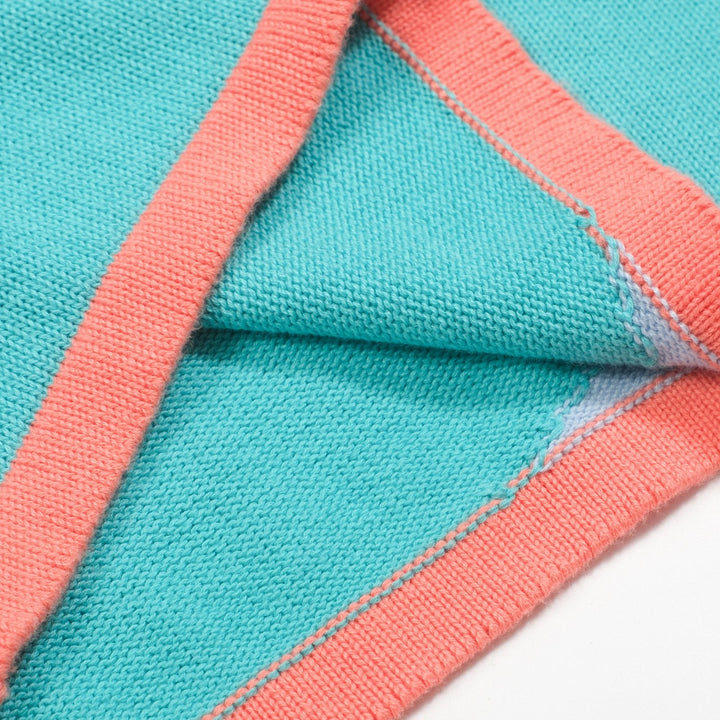 Kvinders retro-farveblokstrikkesæt med bløde pasteller i pink, blå og creme