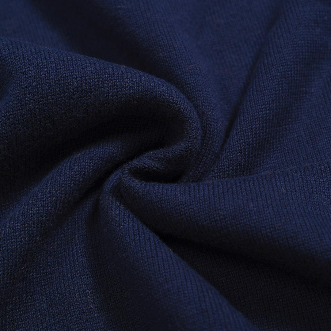 Navy jacquard strikket poloskjorte for menn - Designet av Jessica Molina