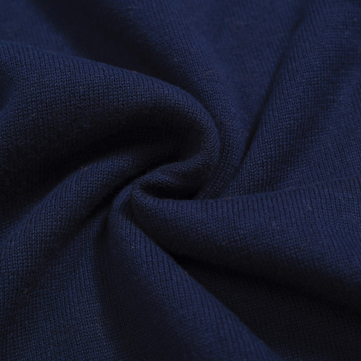 Marina para hombres Jacquard Polo de punto de punto en V de cuello en V -diseñado por Jessica Molina