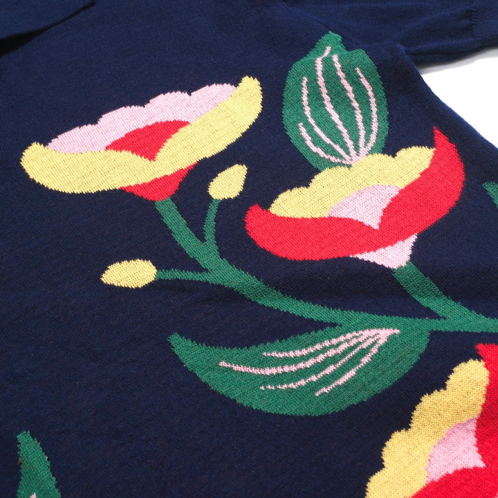 Marina para hombres Jacquard Polo de punto de punto en V de cuello en V -diseñado por Jessica Molina