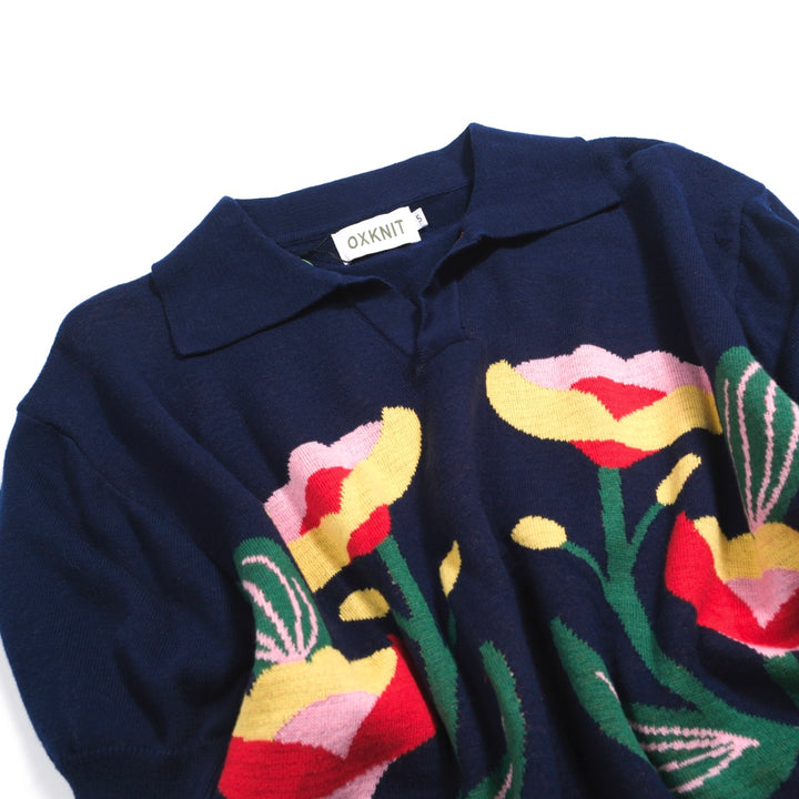 Marina para hombres Jacquard Polo de punto de punto en V de cuello en V -diseñado por Jessica Molina