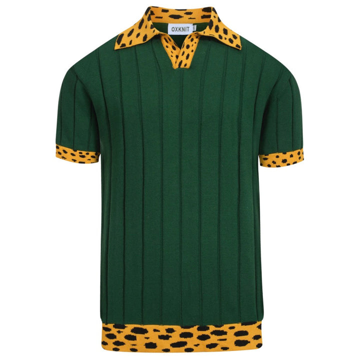 Pólo masculino de malha verde com riscas verticais e decote em V