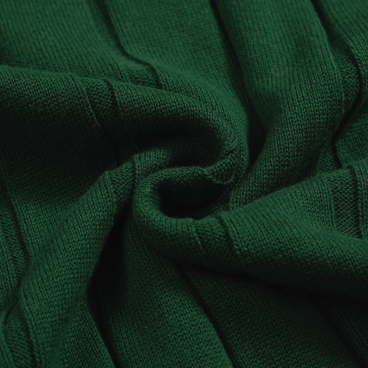 Pólo masculino de malha verde com riscas verticais e decote em V