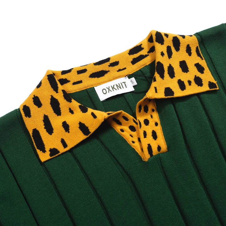 Pólo masculino de malha verde com riscas verticais e decote em V