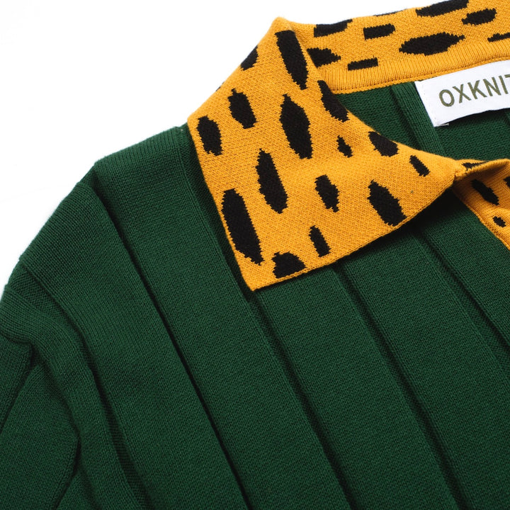 Pólo masculino de malha verde com riscas verticais e decote em V