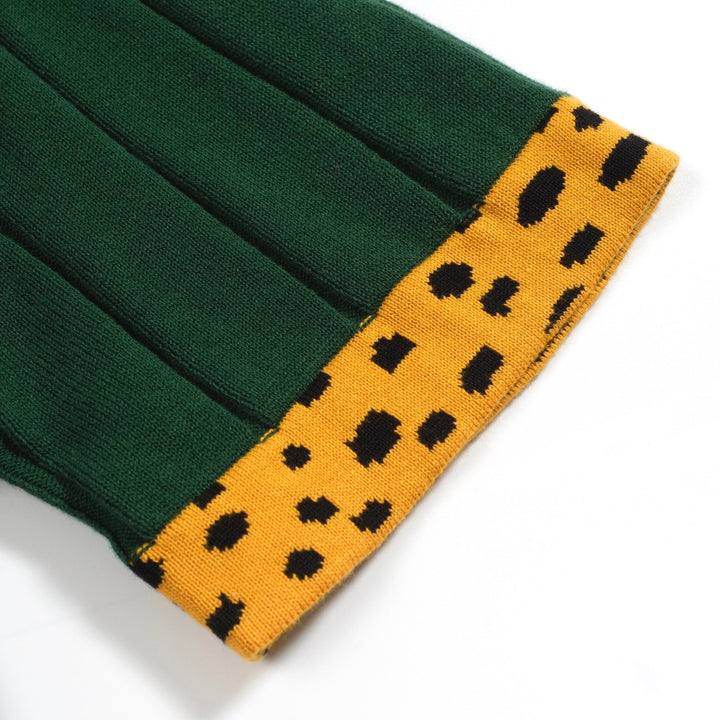 Pólo masculino de malha verde com riscas verticais e decote em V