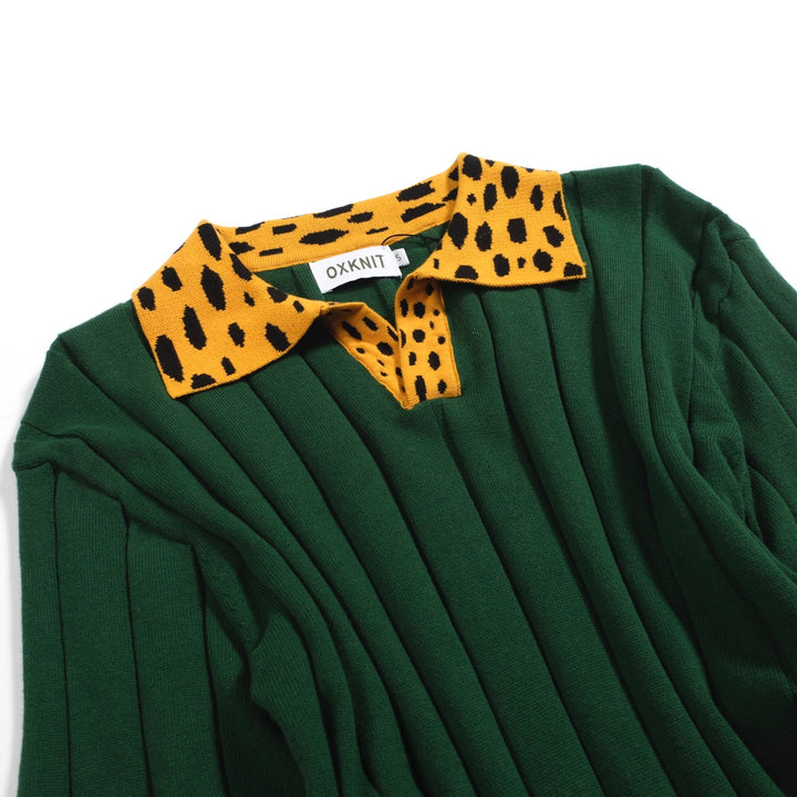 Pólo masculino de malha verde com riscas verticais e decote em V