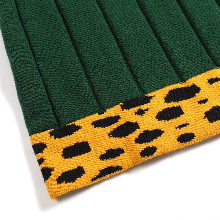 Pólo masculino de malha verde com riscas verticais e decote em V