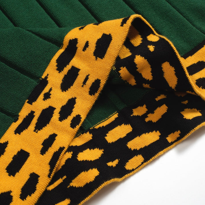 Pólo masculino de malha verde com riscas verticais e decote em V