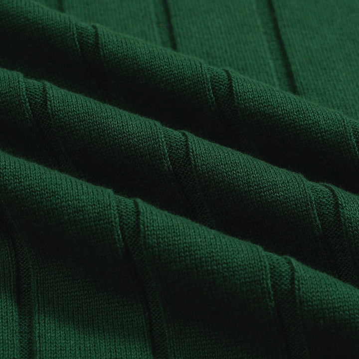 Pólo masculino de malha verde com riscas verticais e decote em V