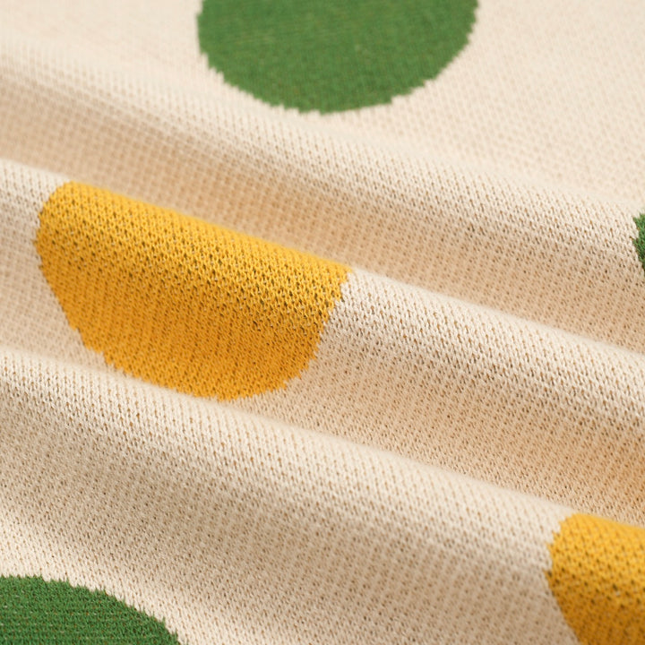 Polo masculino de malha verde com bolinhas e decote em V