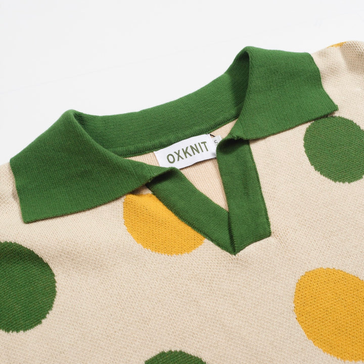 Polo masculino de malha verde com bolinhas e decote em V