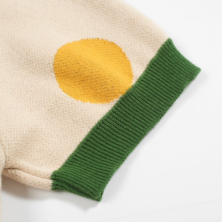 Polo masculino de malha verde com bolinhas e decote em V