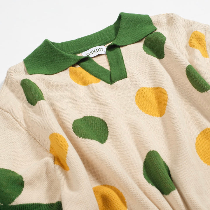 Polo masculino de malha verde com bolinhas e decote em V