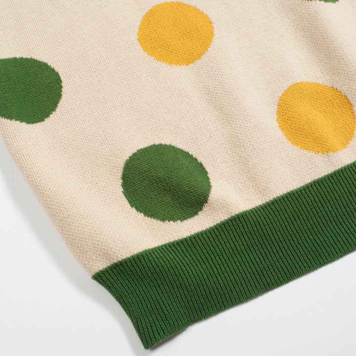 Polo masculino de malha verde com bolinhas e decote em V