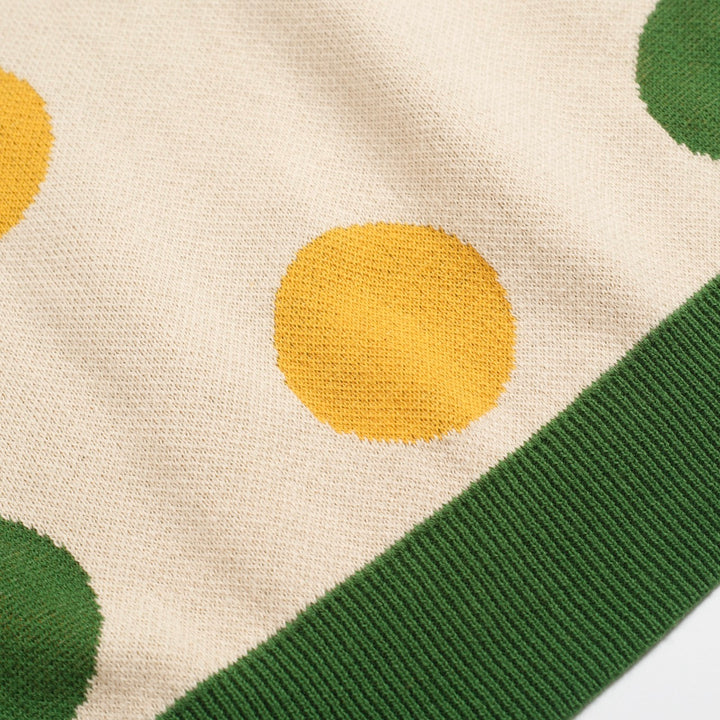 Polo masculino de malha verde com bolinhas e decote em V