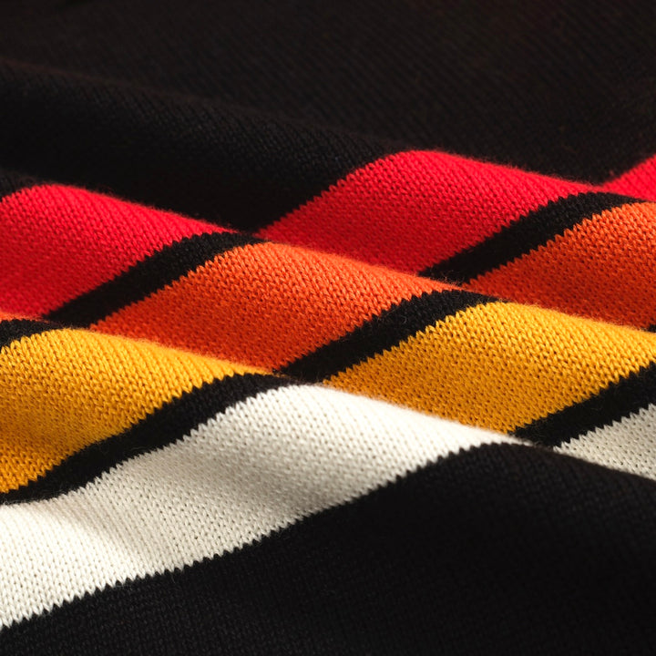 Polo masculino retrô listrado preto com decote em V