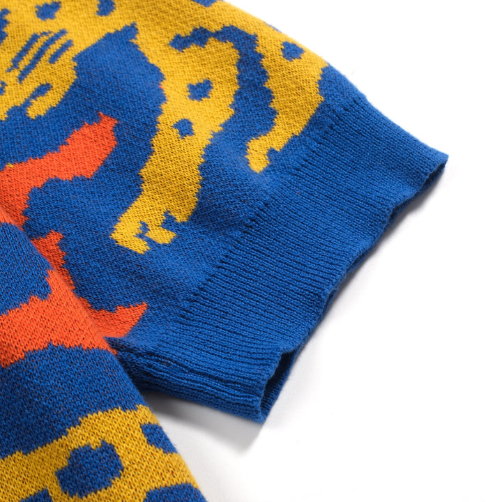 Blaues Herren-Poloshirt aus Jacquard-Strick mit Leopardenmuster und V-Ausschnitt