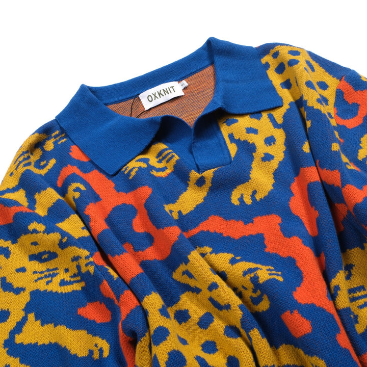 Blaues Herren-Poloshirt aus Jacquard-Strick mit Leopardenmuster und V-Ausschnitt