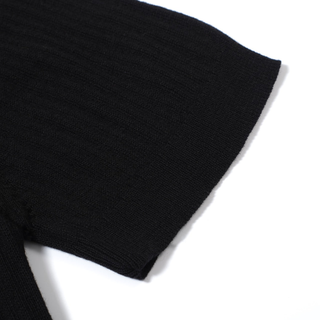 Polo masculino de malha canelada preta dos anos 60 – camisa retrô minimalista