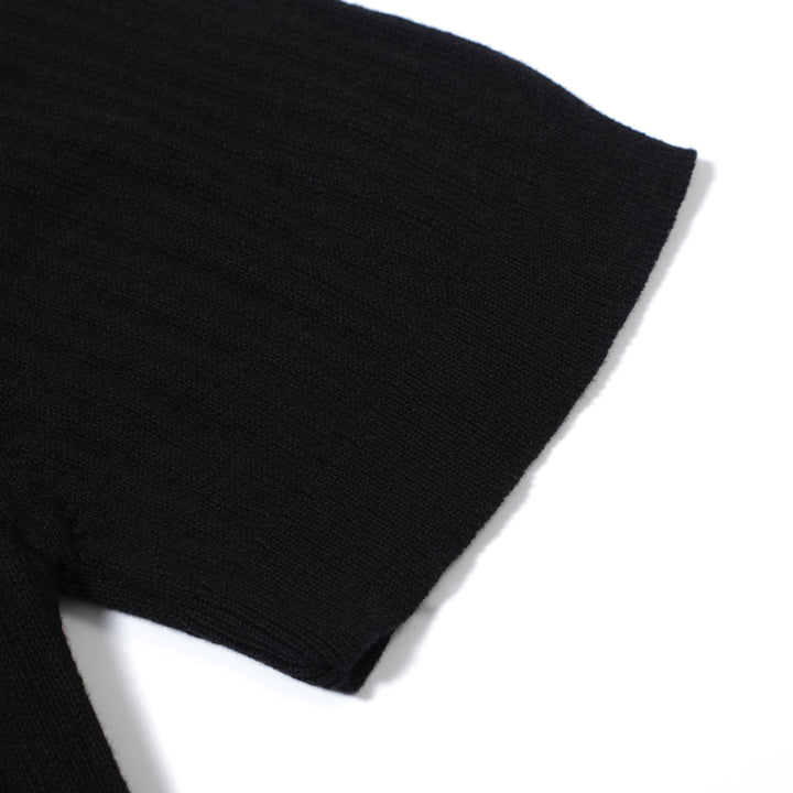 Polo masculino de malha canelada preta dos anos 60 – camisa retrô minimalista