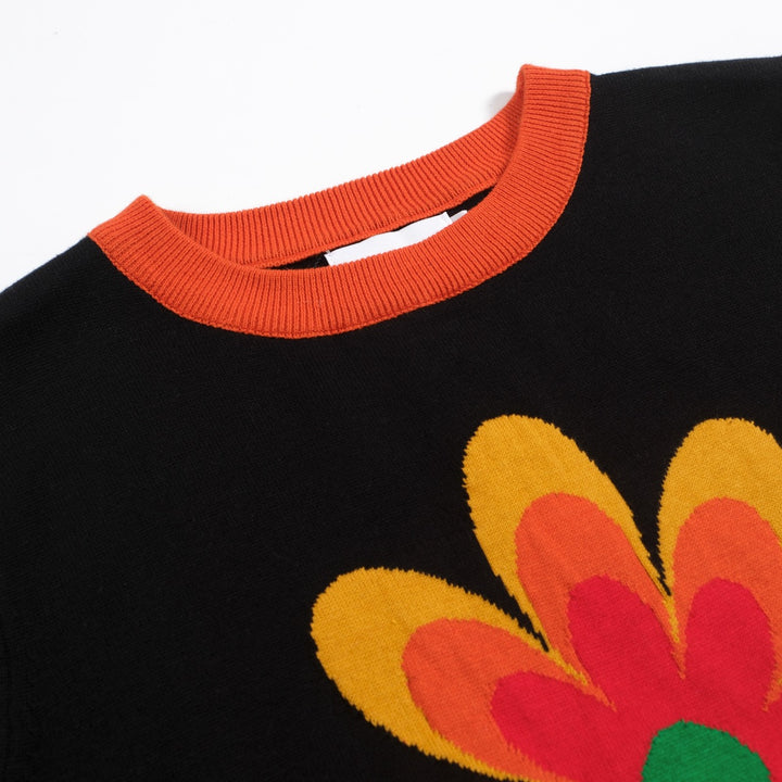 Camiseta feminina de malha preta com flores amarelas