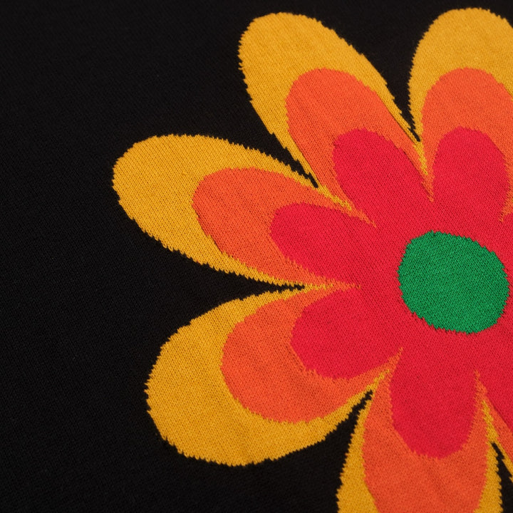 Camiseta feminina de malha preta com flores amarelas