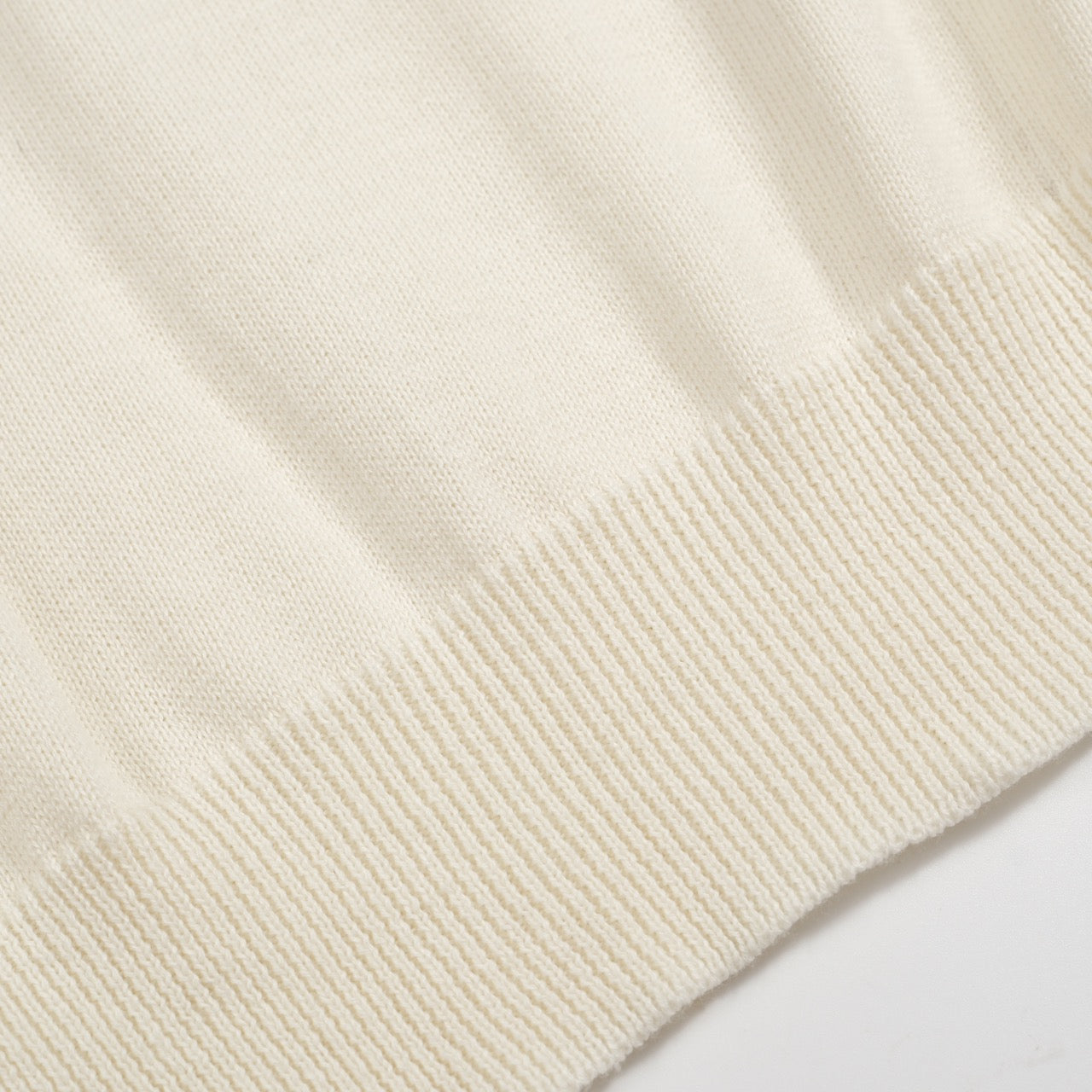 Men's 70s Cream Knit Sweater – Floral Embroidered Collar