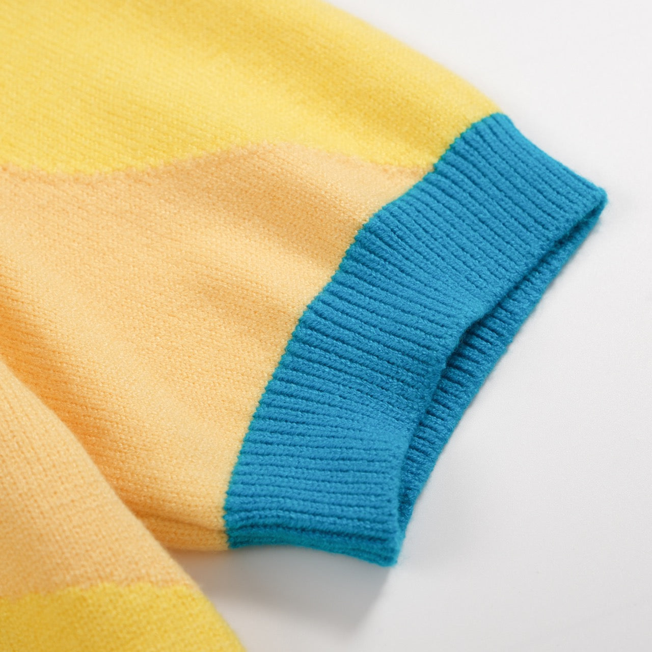 Men's multi-colored wavy knit polo shirt
