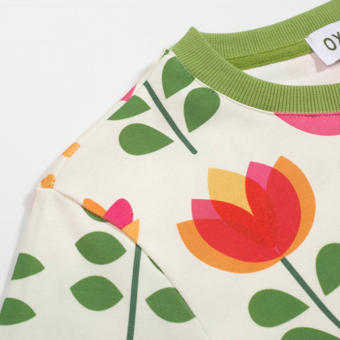 Katoenen t -shirt voor dames met groene bloemen - ontworpen door Carrie Cantwell