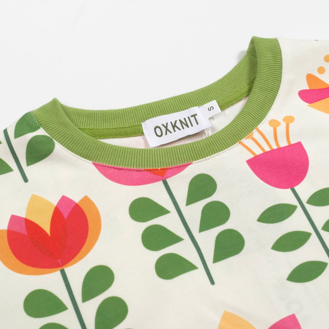 Katoenen t -shirt voor dames met groene bloemen - ontworpen door Carrie Cantwell