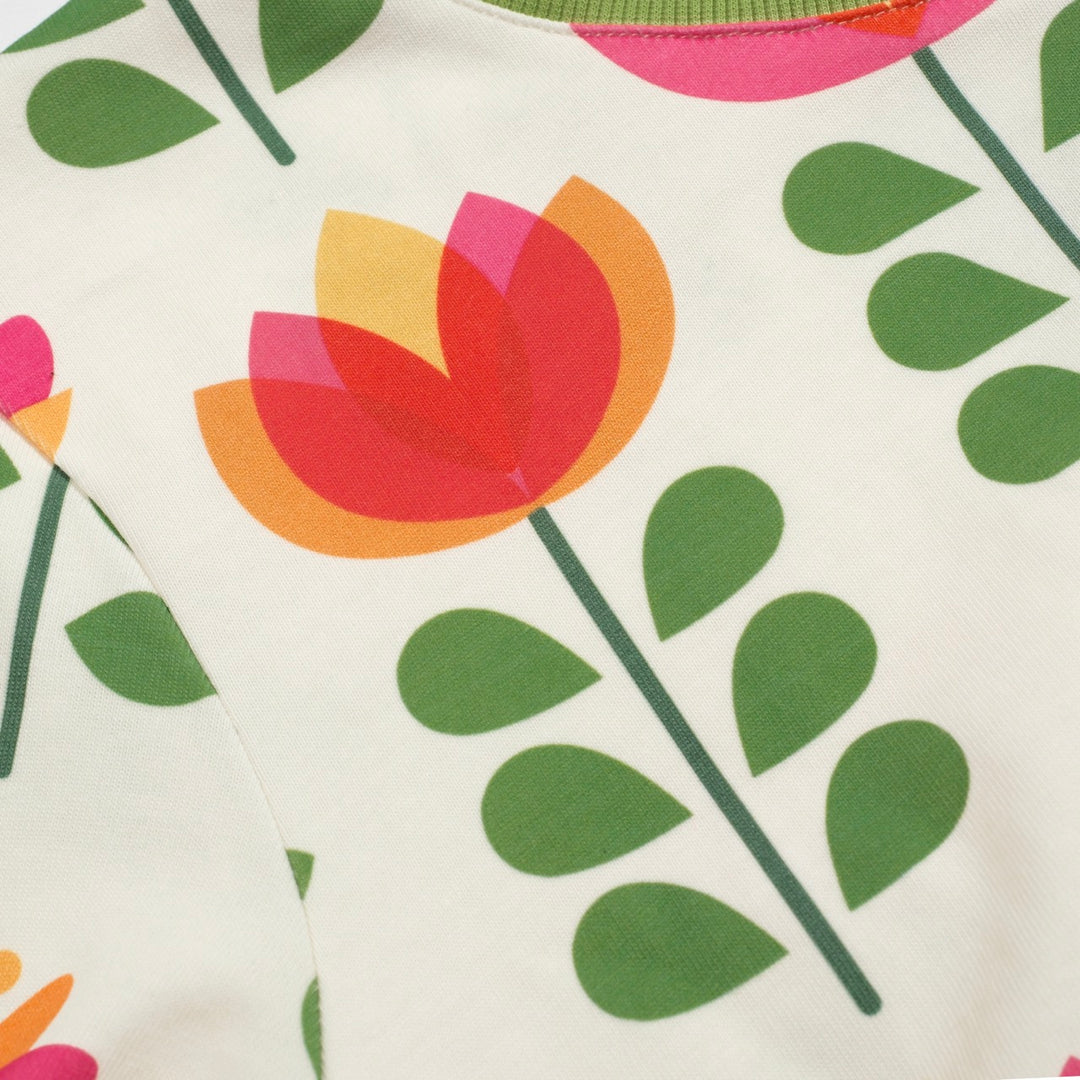 Katoenen t -shirt voor dames met groene bloemen - ontworpen door Carrie Cantwell