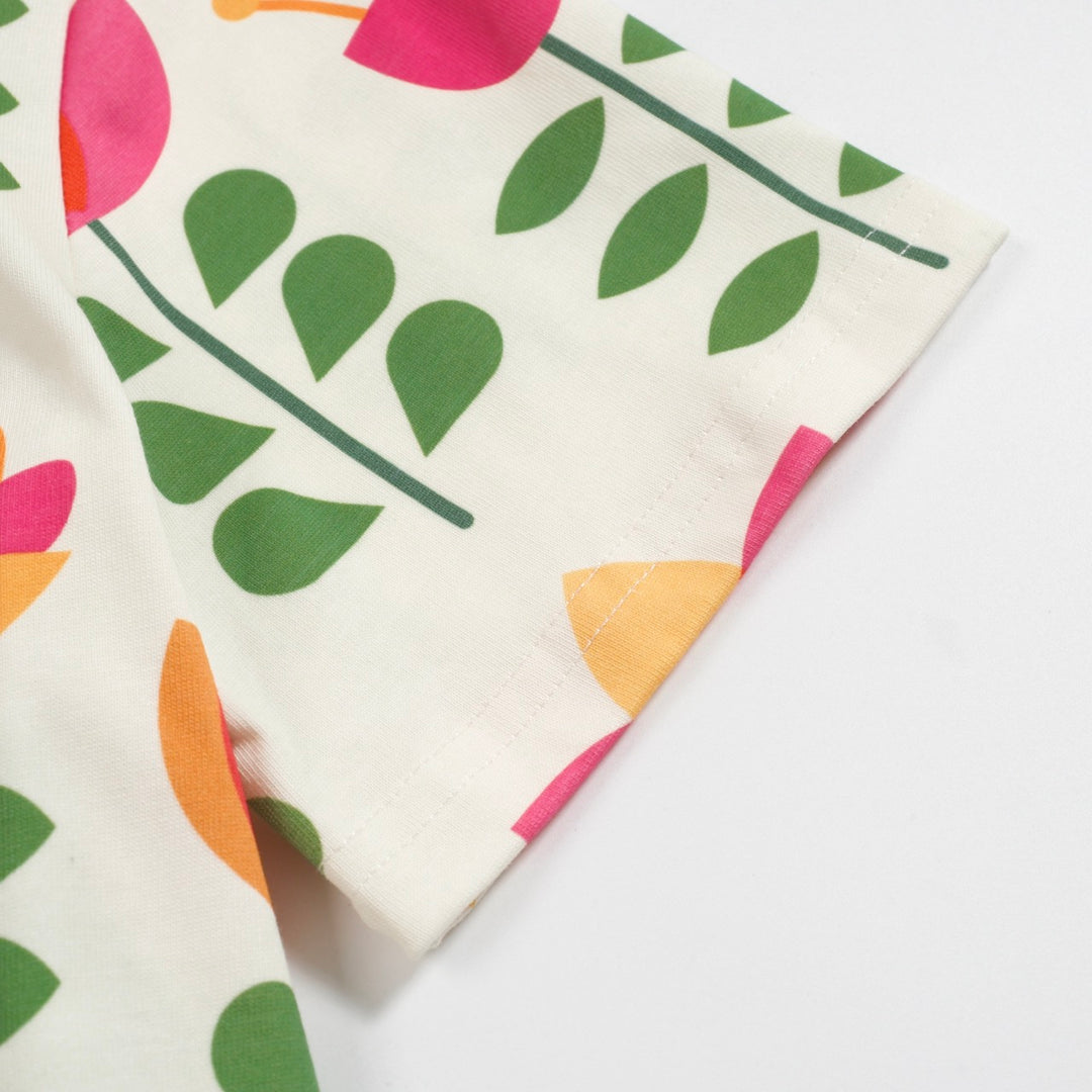 Katoenen t -shirt voor dames met groene bloemen - ontworpen door Carrie Cantwell