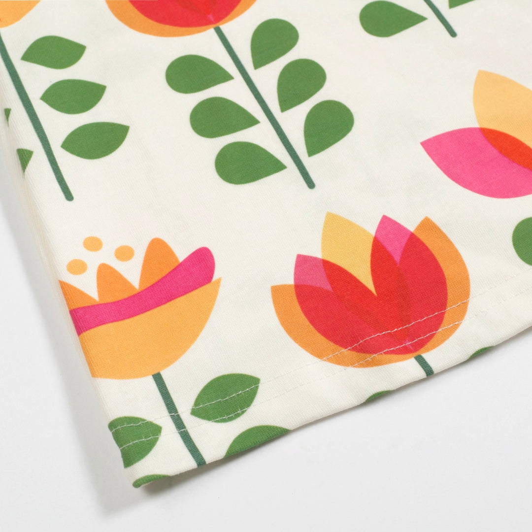 Katoenen t -shirt voor dames met groene bloemen - ontworpen door Carrie Cantwell