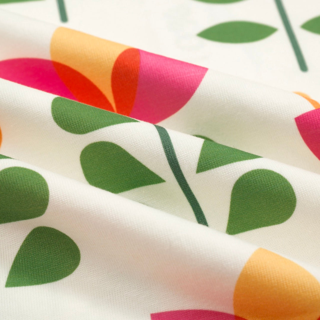 Katoenen t -shirt voor dames met groene bloemen - ontworpen door Carrie Cantwell