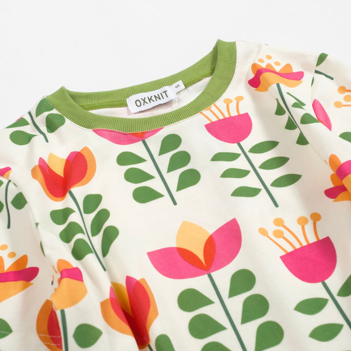 Katoenen t -shirt voor dames met groene bloemen - ontworpen door Carrie Cantwell