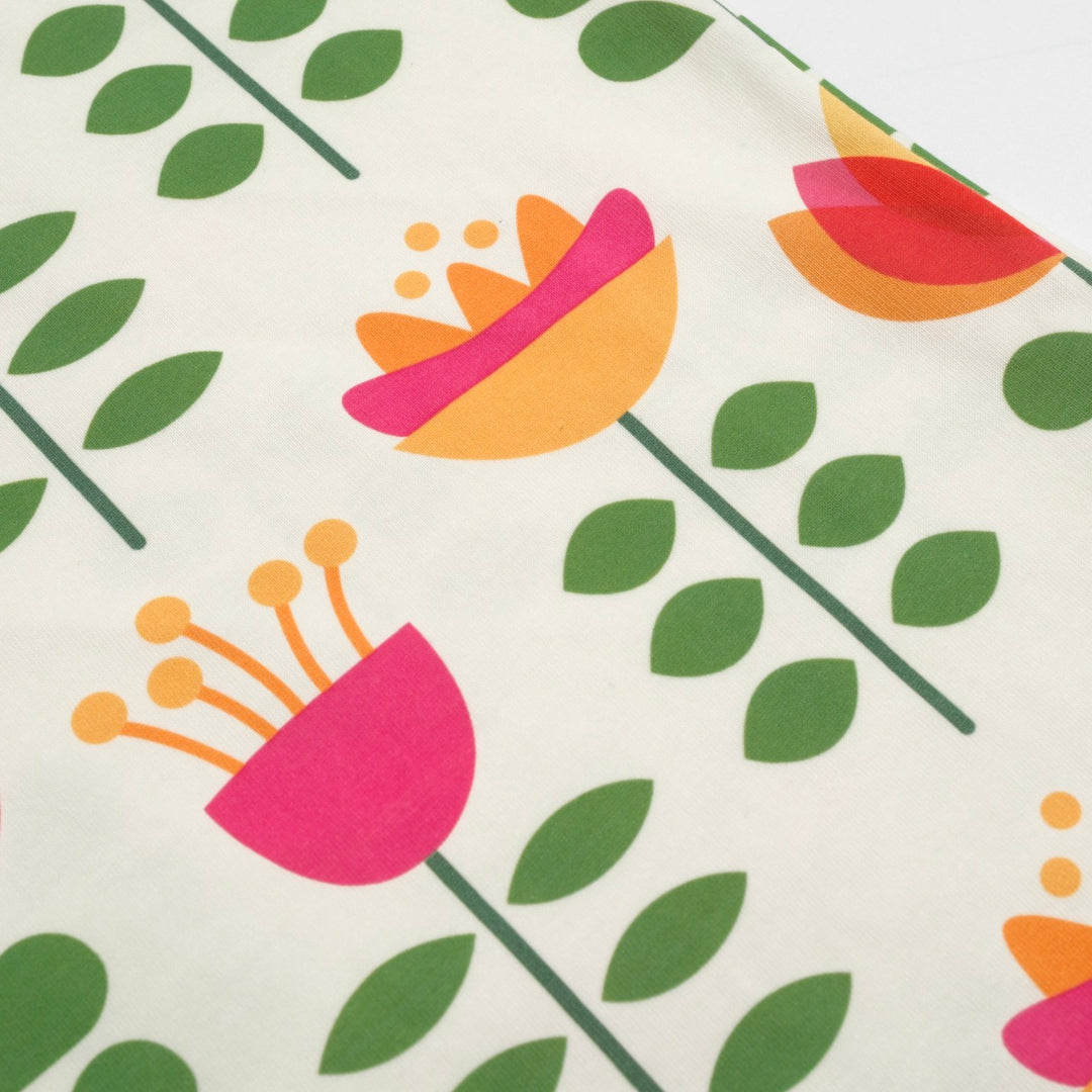 Katoenen t -shirt voor dames met groene bloemen - ontworpen door Carrie Cantwell