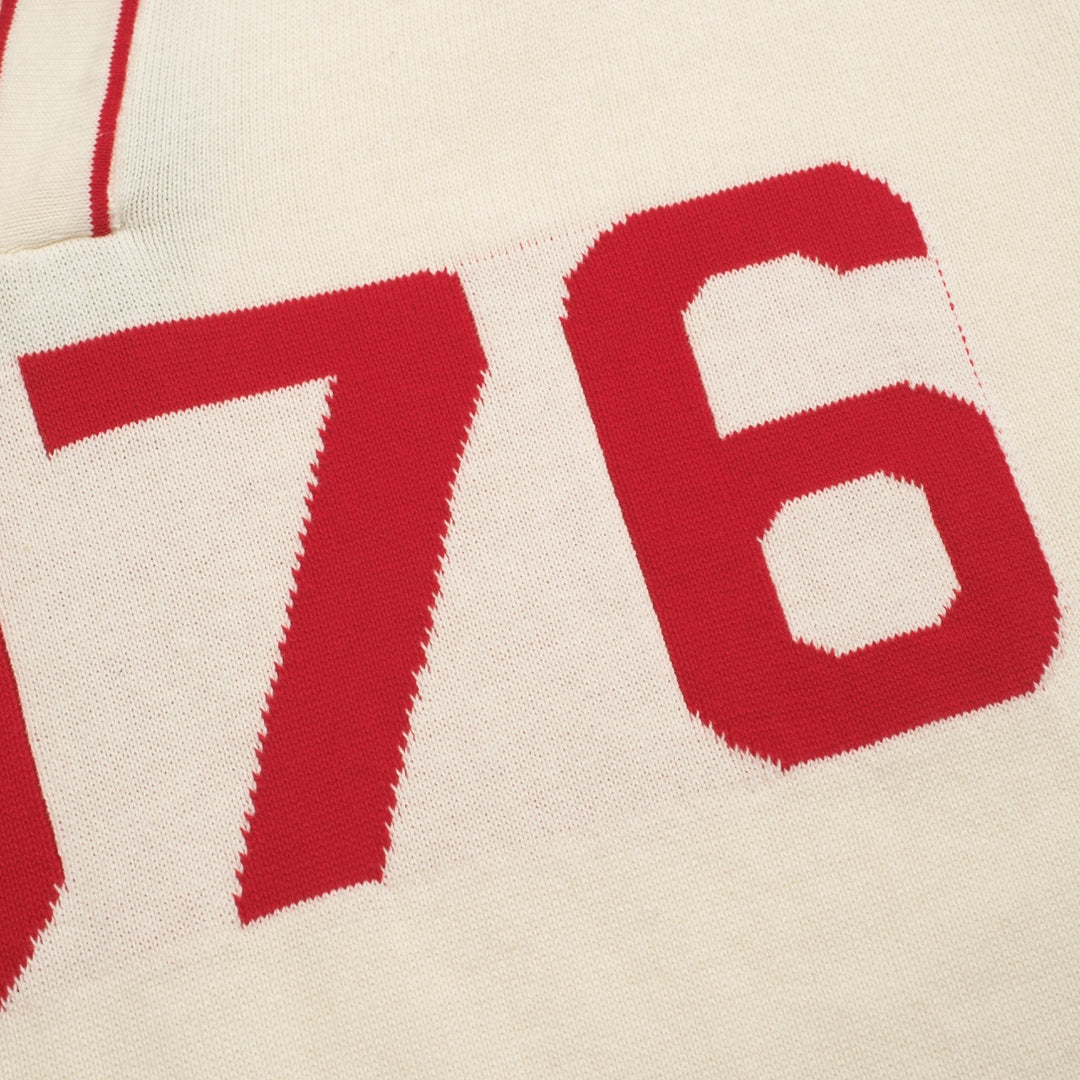 Weißes apricotfarbenes 1976-Strickpoloshirt mit V-Ausschnitt für Herren