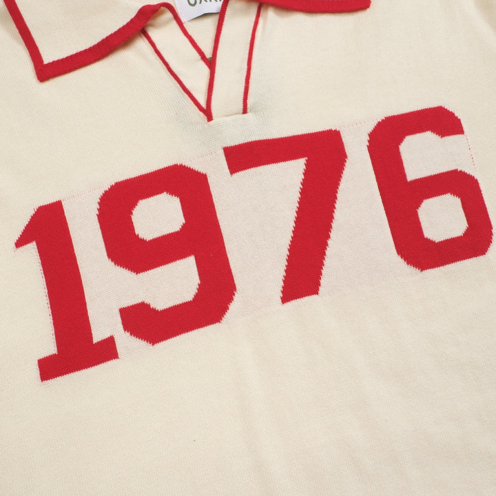 Weißes apricotfarbenes 1976-Strickpoloshirt mit V-Ausschnitt für Herren