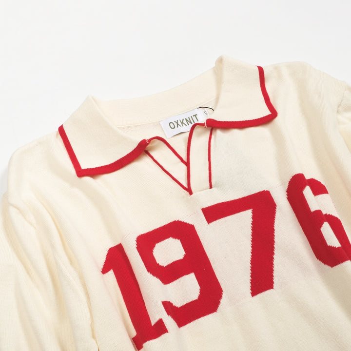 Weißes apricotfarbenes 1976-Strickpoloshirt mit V-Ausschnitt für Herren