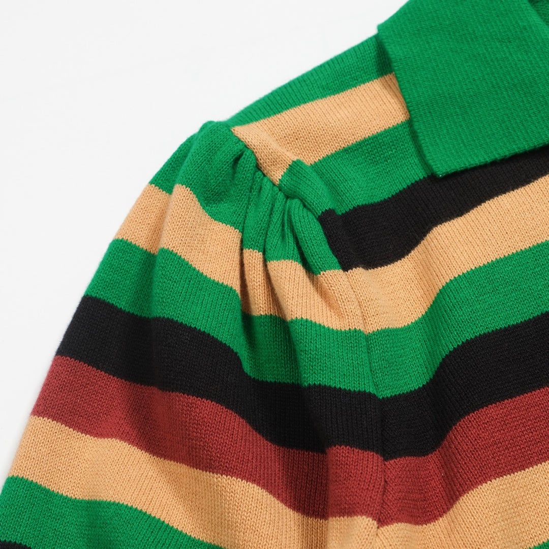 Polo feminino listrado verde manga bufante em malha com decote em V