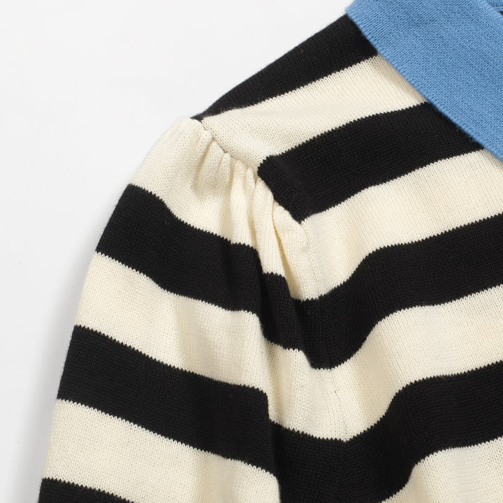 Polo feminino de malha listrada preta com manga bolha